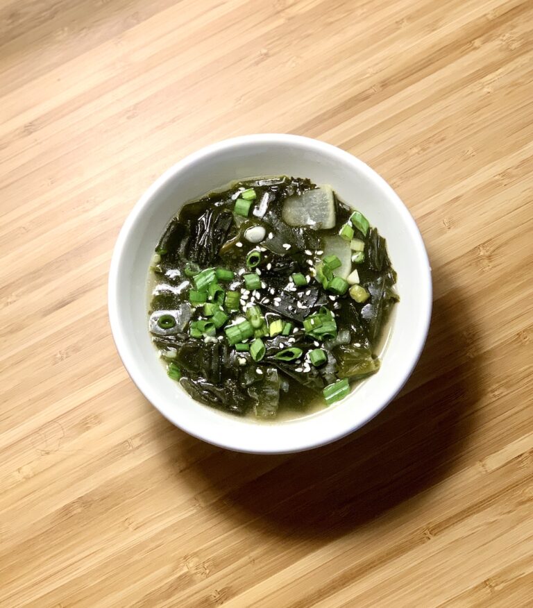 Iron Rich Simple Vegan Seaweed Soup in 10 minutes